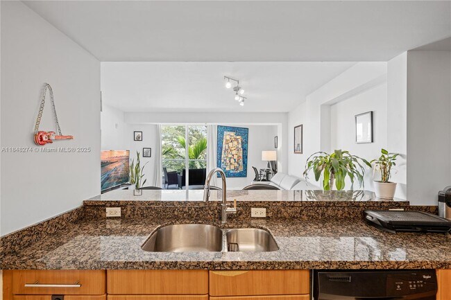 Building Photo - 6362 Collins Ave