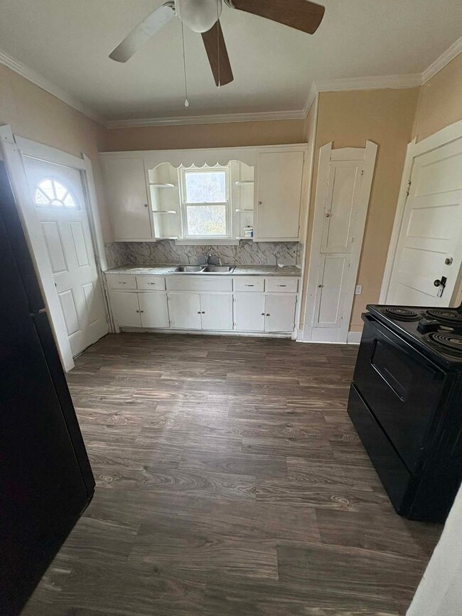 Building Photo - Clean, Cozy Home!