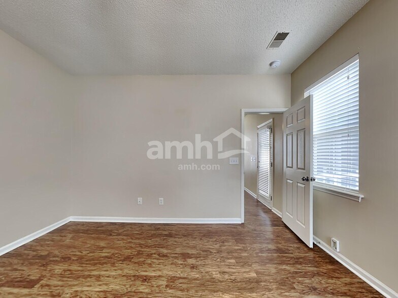 Building Photo - 60 Creek Bend Dr