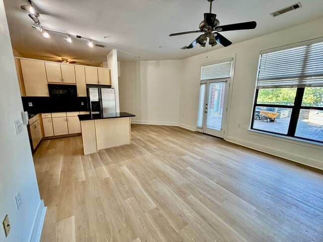 Building Photo - 1 Bedroom Condo Downtown!