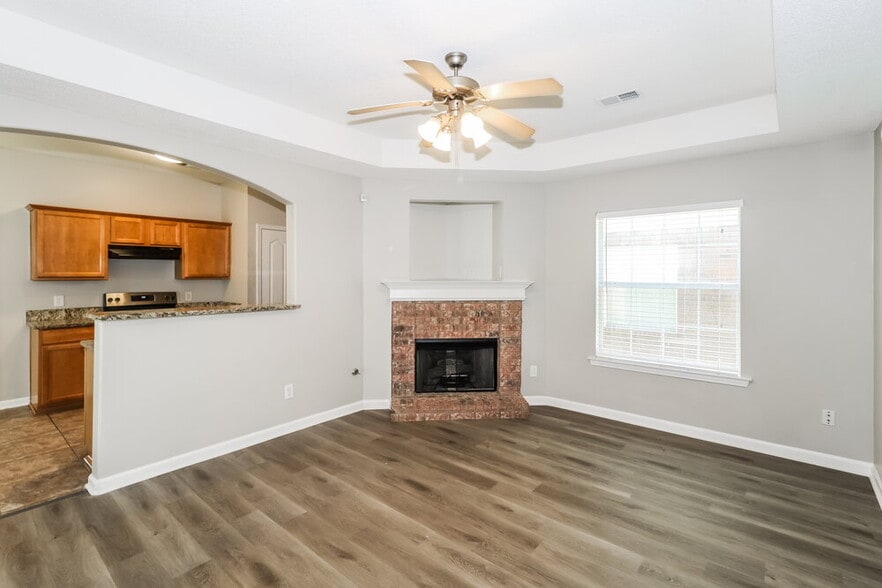 Building Photo - 10093 Woodland Hills Dr