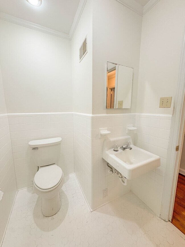 Building Photo - FIRST TWO WEEKS RENT FREE! 3 Bedroom 2 Bathroom with Detached Garage