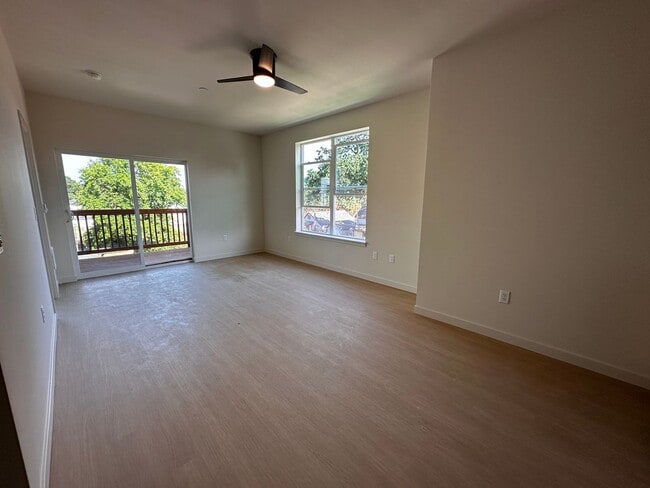 Building Photo - Half off first months rent and $500 deposit move in special!