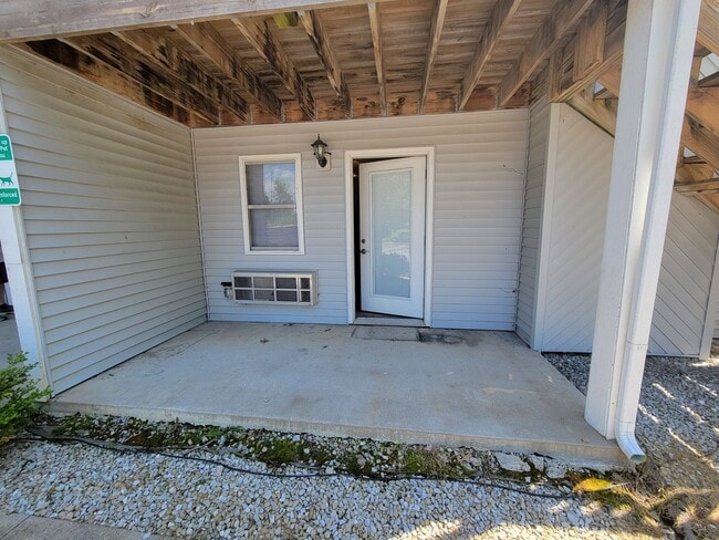 Building Photo - 3 Bedroom 2 Bath Ground Level Apartment