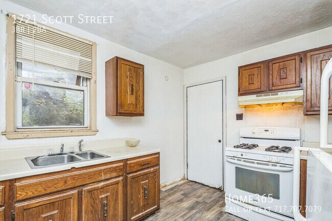 Building Photo - 1721 Scott St