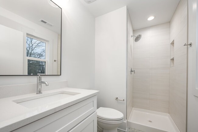 Building Photo - Room in Townhome on Donna Ave