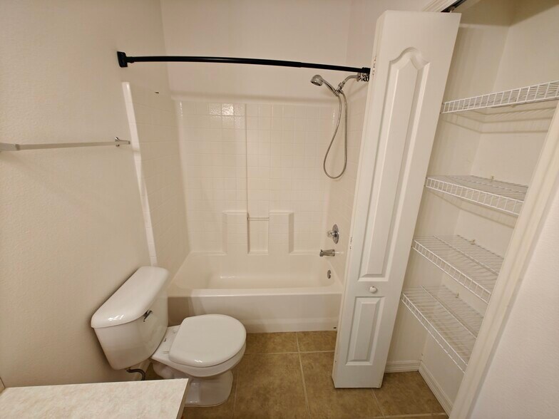 Building Photo - 5864 Fishhawk Ridge Dr