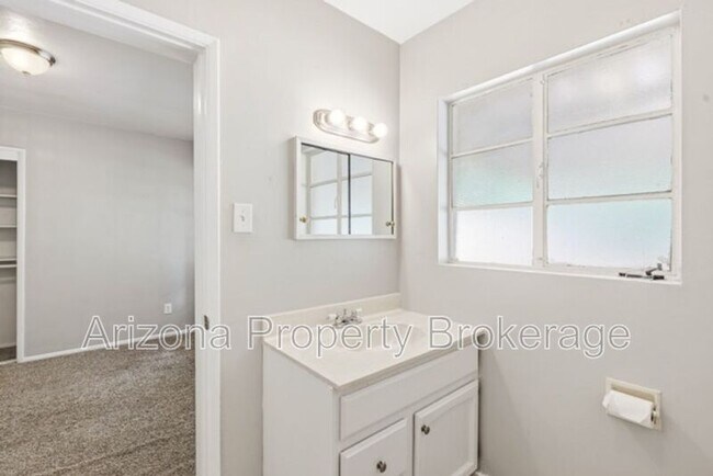 Building Photo - 4640 E Oak St