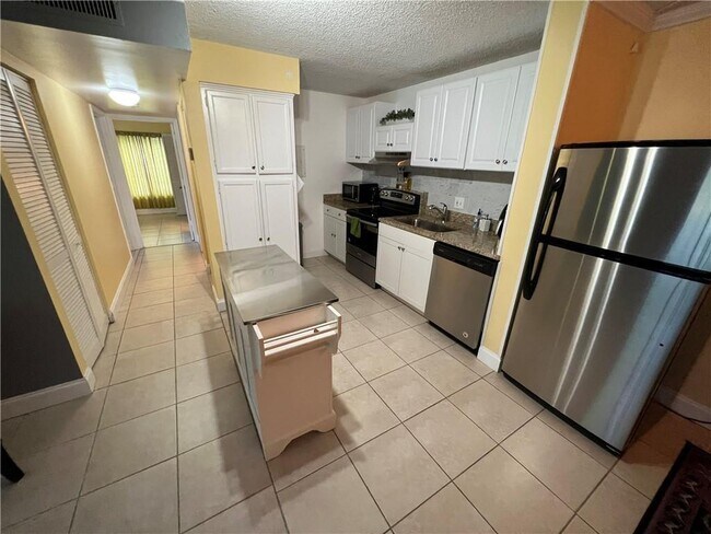 Building Photo - 1009 Green Pine Blvd