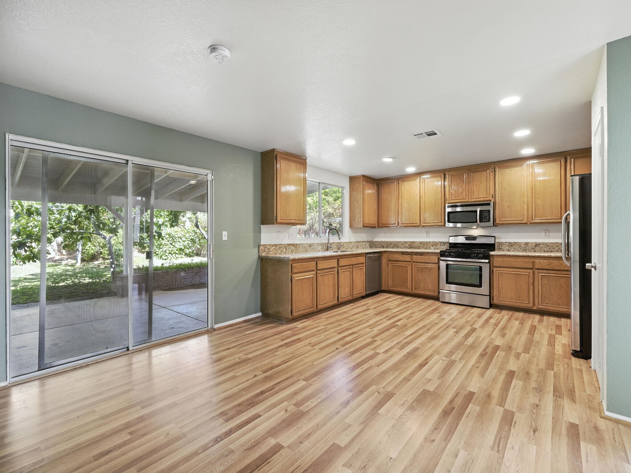 Building Photo - 44131 Sunmist Ct