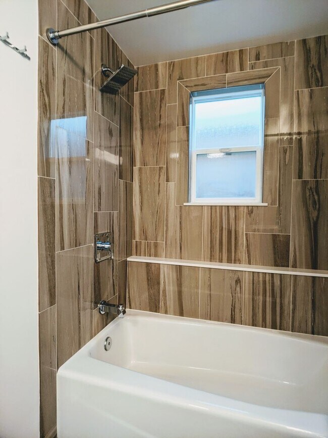 Building Photo - Charming remodeled garden flat with laundry