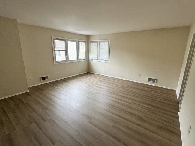 Building Photo - 3 bedrooms, 2.5 bathrooms