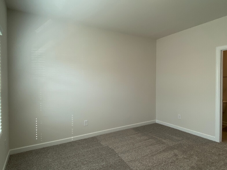 Building Photo - Room in Townhome on Tears Ln