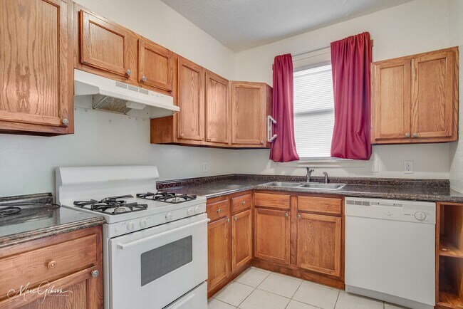 Building Photo - Two Bed One Bath South Highland Apartment