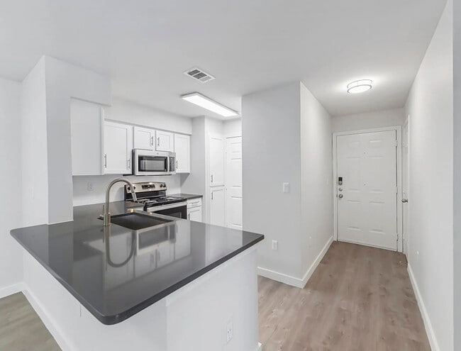 Primary Photo - Lakeside Apartments