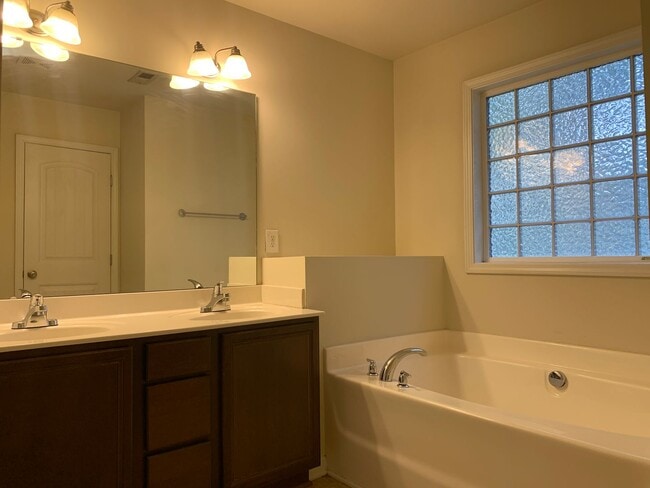 Building Photo - Beautiful 3 Bedroom Townhome in Raleigh near beautiful park! Apply Now!