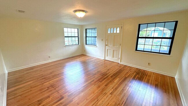 Building Photo - MIDTOWN 3/2 w/ Beautiful Wood Floors, Newer Paint, Inside Utility Area, & More! $1695/month Avail...