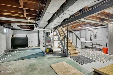 Building Photo - 37 Buell St