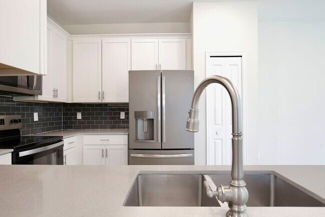 Building Photo - Beautiful 4/3.5 Townhome with a Spacious 2 Car Garage Located in Trails at Moss Park - Orlando