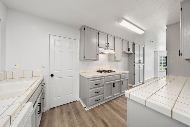 Building Photo - 404 Ruby Ct