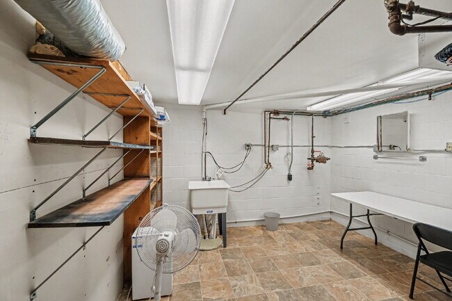 Building Photo - 3-Bedroom Duplex with Finished Basement & Central Air $1600/month