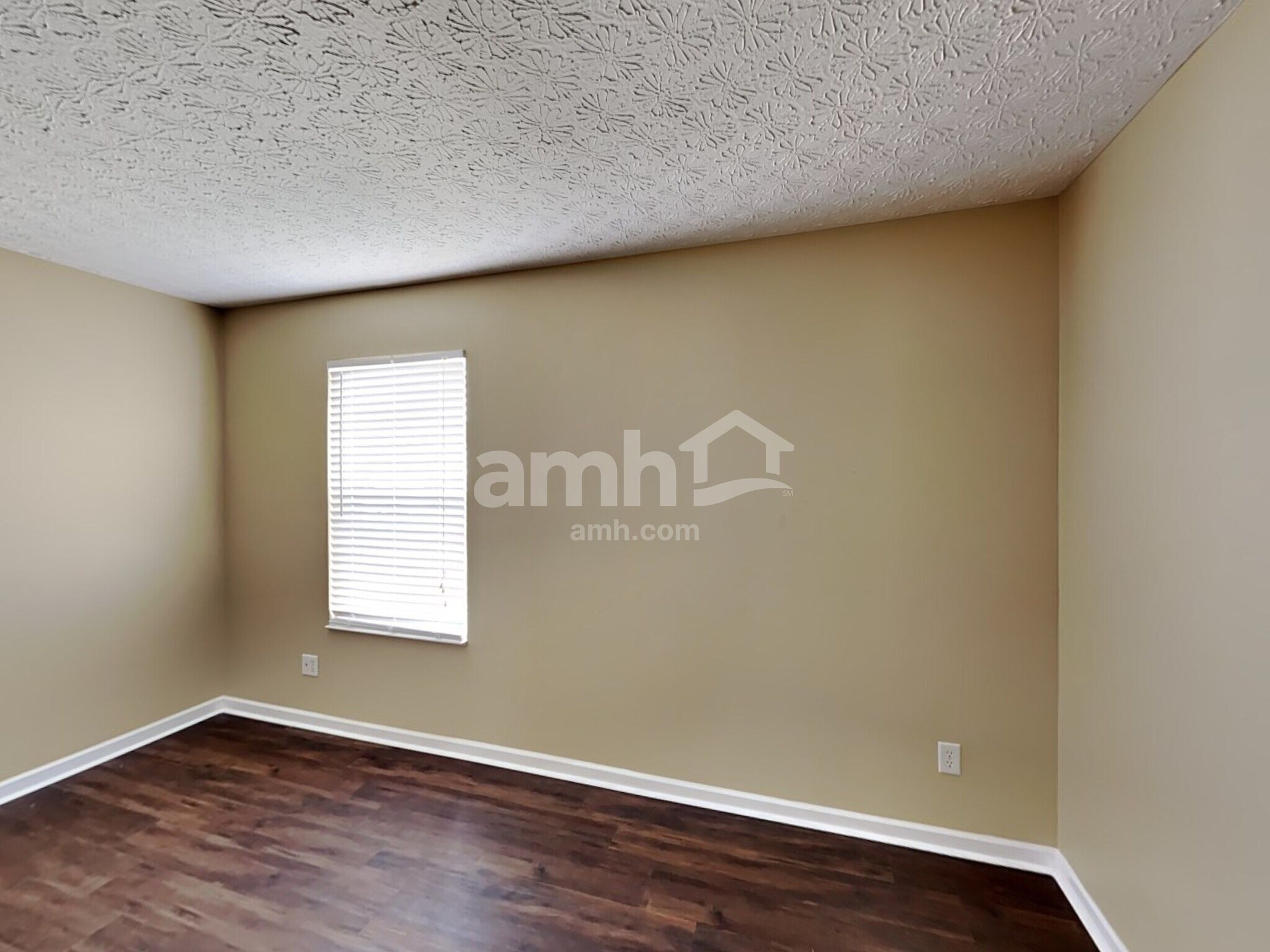 Building Photo - 372 Thompson St