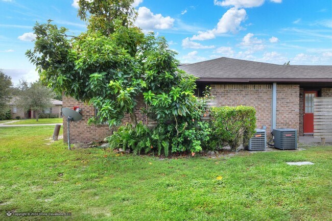 Building Photo - ***1st MONTH RENT FREE! Cozy 1 Bedroom Apa...