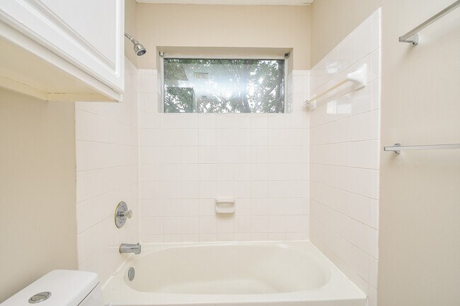 Building Photo - 215 Windrift Ct