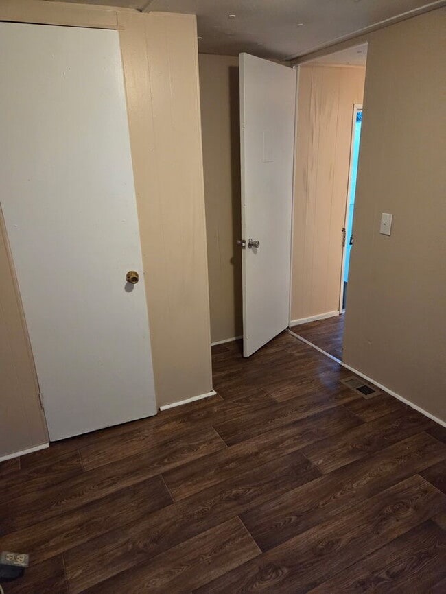 Building Photo - 2827 Friendly Ln