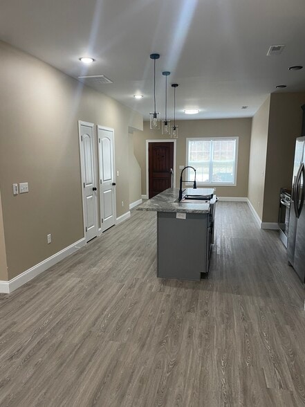 Building Photo - 261 Fairway Dr