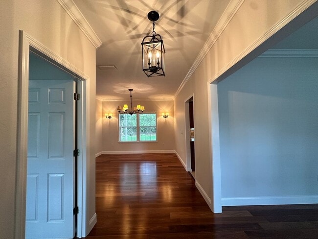 Building Photo - Spacious 4-Bedroom Gem in Sought-After Bro...