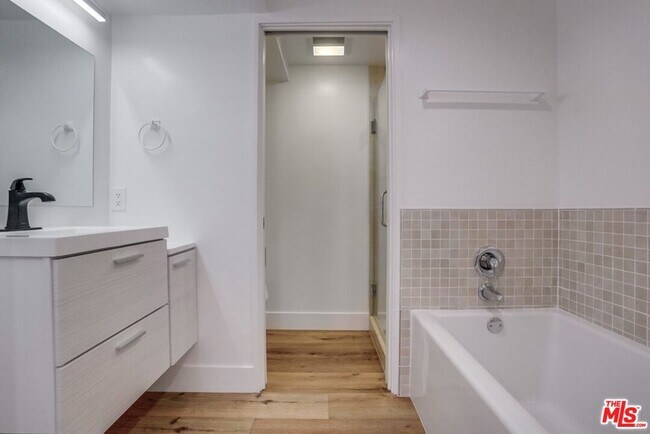 Building Photo - 435 N Oakhurst Dr