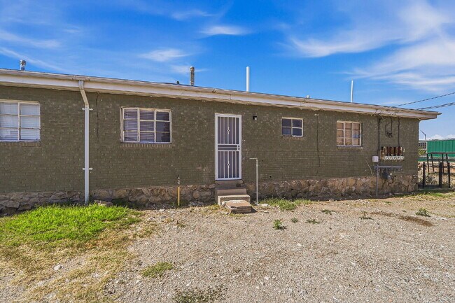 Building Photo - 79904$600 rent. Water and trash included in this 1 bedroom 1 bath apartment.