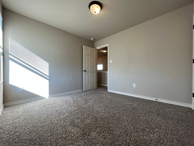 Building Photo - Town home for rent