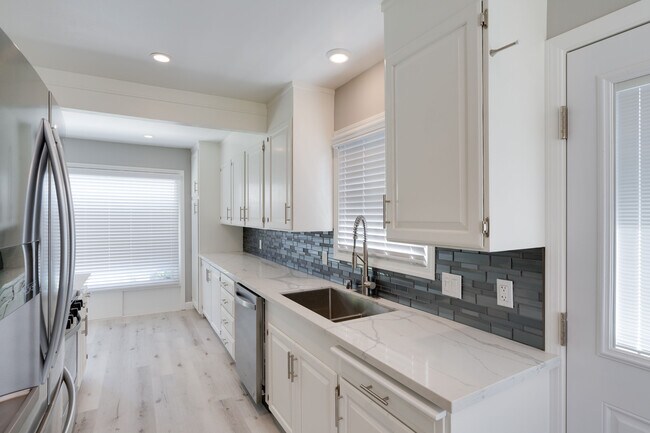 Building Photo - 405 S Fernwood Cir