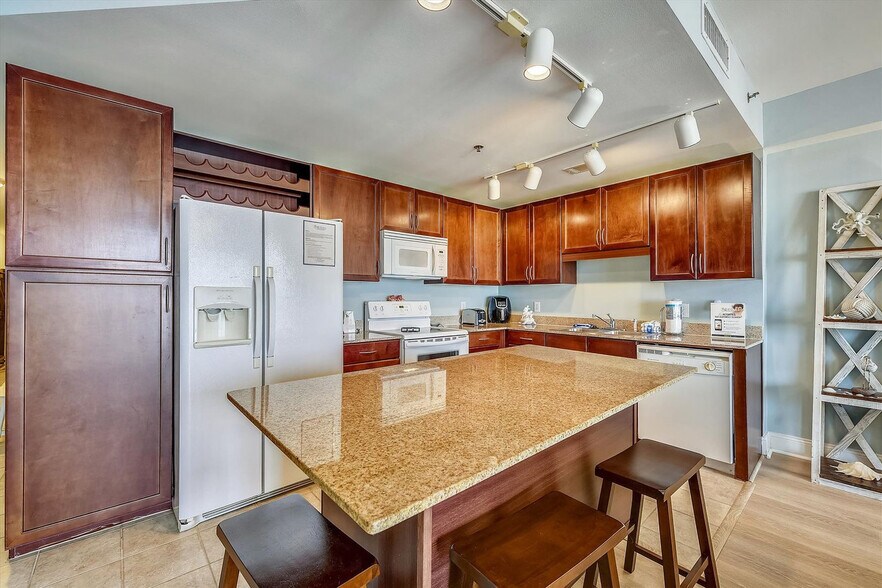 Building Photo - 9860 S Thomas Dr