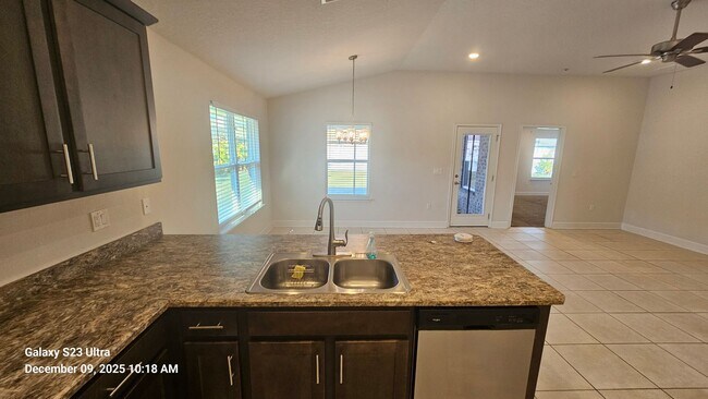 Building Photo - Warm & Inviting Home