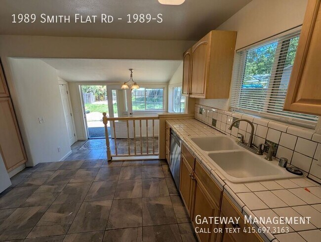 Building Photo - 1989 Smith Flat Rd