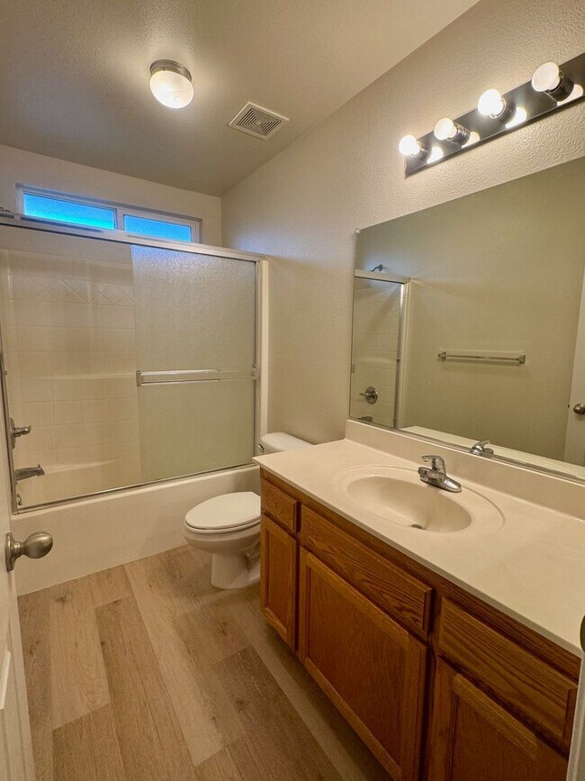 Building Photo - Fantastic 3 Bedroom, 2.5 Bath Townhouse!