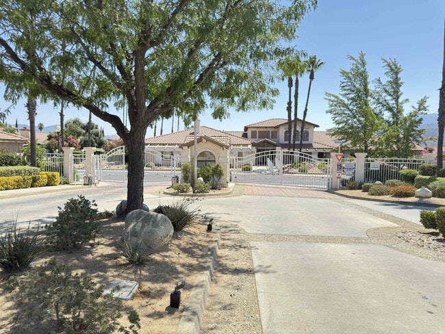 Building Photo - 2890 Summer Set Cir