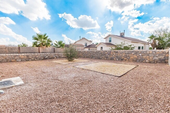 Building Photo - Cozy 3 bedroom 2 bath home in East El Paso! Special- No admin fee!