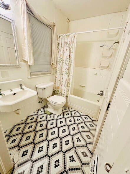 Back Jack-and-Jill bathroom - 318 W Glenwood Dr