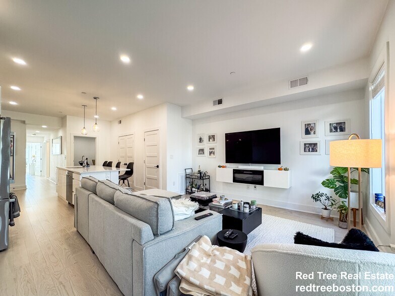 Primary Photo - 231 Maverick St