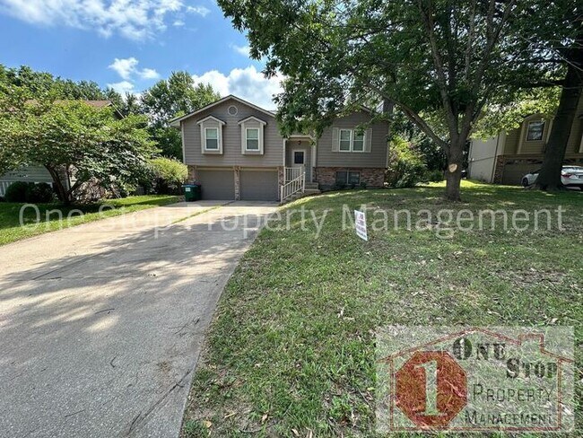 Building Photo - 3 bedroom, 2.5 bathroom home is desirable ...