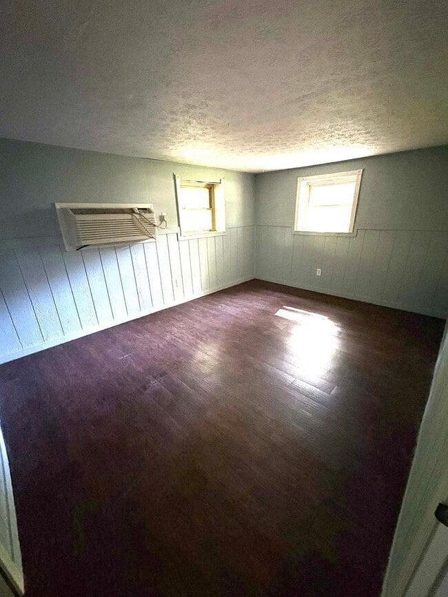 Building Photo - Cozy & Convenient Living!