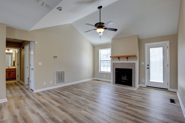 Building Photo - Cozy 3 bd 2 bath in the heart of Clarksville.  Fresh paint and Flooring!