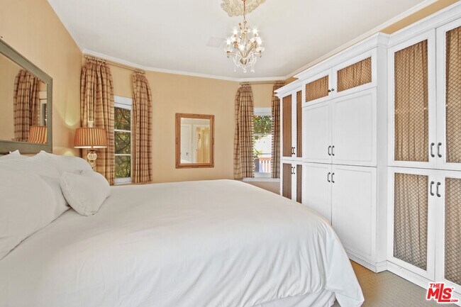 Building Photo - 617 N Plymouth Blvd