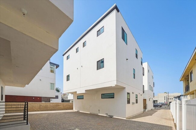 Building Photo - 910 N Hudson Ave