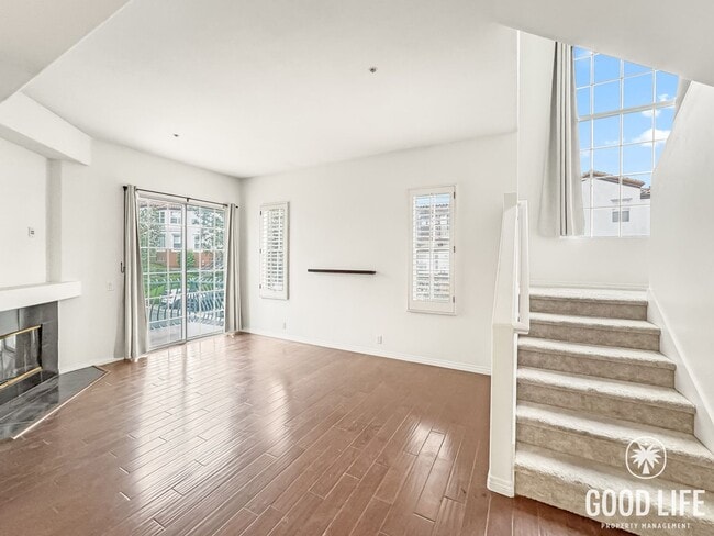 Building Photo - Bright 2Bd/2.5Ba End Unit w/Water/Sewer/Trash Included In Prestigious Tustin Community!