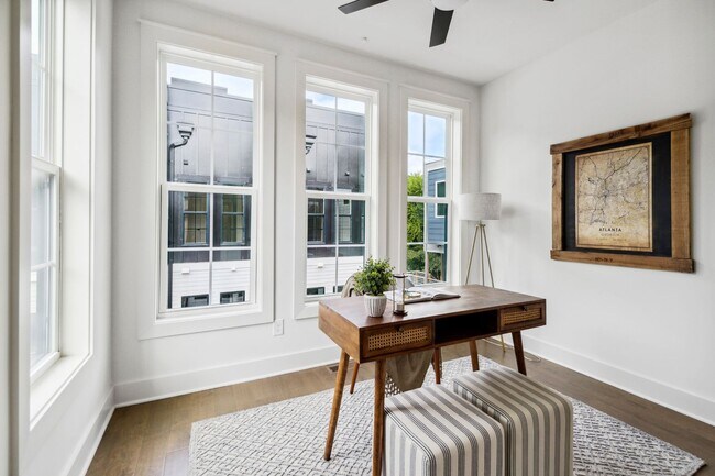 Building Photo - Designer Townhome Walking Distance to Summ...